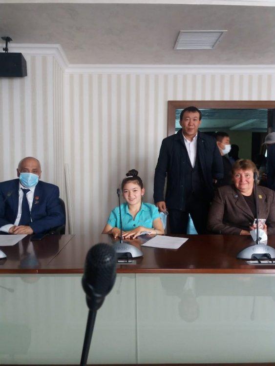 "Шекарасыз болашақта" атты дөңгелек үстелге мектебіміздің үйде оқитын 10 б сынып оқушысы Ахунджанова Умидахон қатысуы