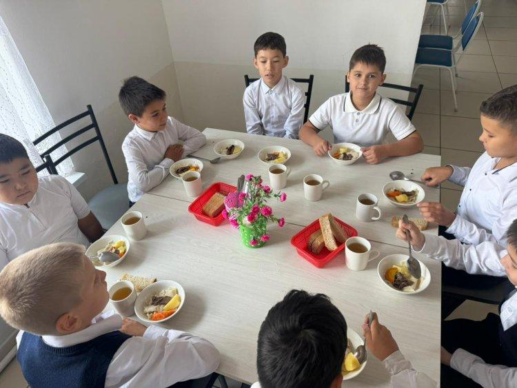 Оқушылардың тамақтануы. 15.10.2025ж күні меню бойынша оқушыларға жылқы етінен бешбармақ, нан және тәтті шай